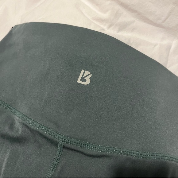 ✨SOLD✨Buff Bunny Cropped Leggings Size Large - Picture 4 of 6